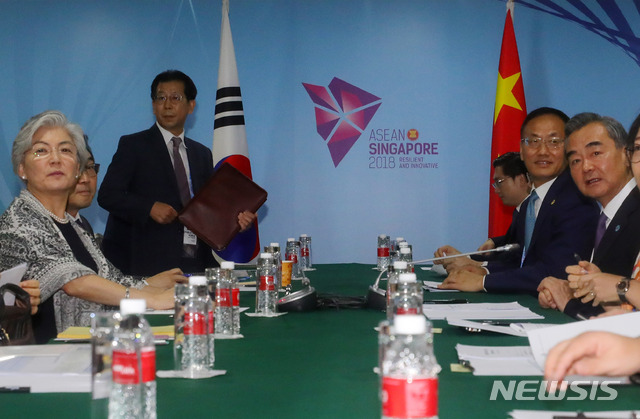 【싱가포르=뉴시스】배훈식 기자 = 3일 오후 싱가포르 엑스포 컨벤션센터에서 2018 아세안지역안보포럼(ARF)에 참석한 강경화(왼쪽) 외교부 장관과 왕이 중국 외교담당 국무위원 겸 외교부장이 양자회담을 하고 있다. 2018.08.03.&nbsp; dahora83@newsis.com