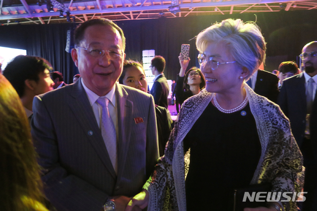 【싱가포르=뉴시스】배훈식 기자 = 강경화 외교부 장관이 3일 오후 싱가포르 엑스포 컨벤션센터에서 열린 2018 아세안지역안보포럼(ARF) 갈라 디너에 참석, 리용호 북한 외무상과 대화하고 있다. (사진=외교부 제공) 2018.08.03.&nbsp; photo@newsis.com