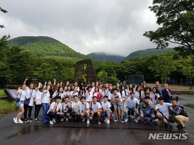 【제주=뉴시스】배상철 기자 = 고려인 대학생들이 지난 2일부터 4일까지 교육부 국립국제교육원 부설 영어교육센터에서 진행하는 제주문화체험 연수에 참여해 기념촬영을 하고 있다. 2018.08.04. (사진=교육부 제공) bsc@newsis.com