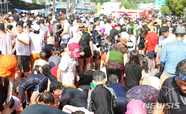 【화천=뉴시스】한윤식 기자 = 8월 첫째 주말인 4일 오후 강원 화천군 사내면 사창리 일원에서 열린 화천 토마토축제에서 관광객들이 황금반지를 찾으며 즐거운 시간을 보내고 있다. 2018.08.04. ysh@newsis.com