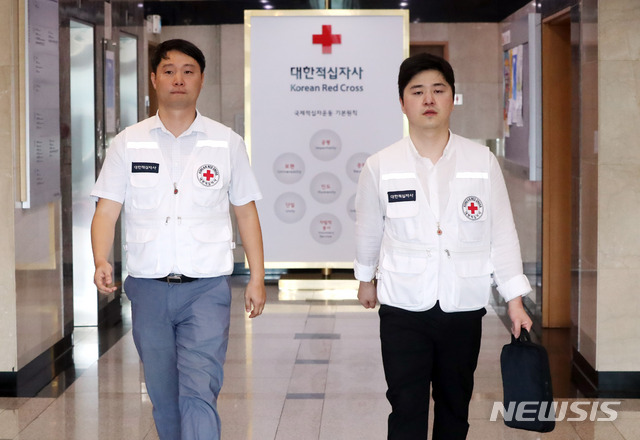 【서울=뉴시스】임태훈 기자 = 4일 오전 서울 중구 대한적십자사 서울사무소에서 남북교류팀 직원들이 8·15 계기 이산가족 상봉대상자 남측 최종 명단을 들고 판문점으로 출발하고 있다.&nbsp; 통일부와 한적 관계자 등에 따르면 남북은 오전 11시께 판문점에서 한적 관계자와 연락관 참석하에 제21차 이산가족 상봉 대상자 최종명단을 교환할 계획이다. 최종 상봉대상자는 남북 각각 100명이다. 2018.08.04.&nbsp;&nbsp; taehoonlim@newsis.com