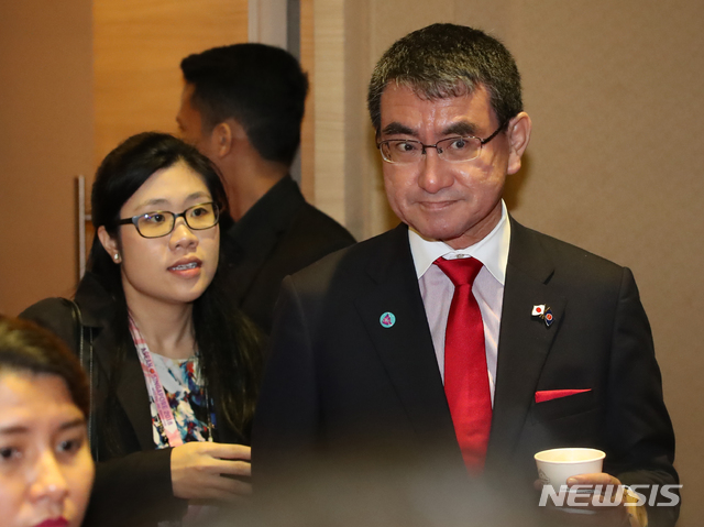 【싱가포르=뉴시스】배훈식 기자 = 고노 다로 일본 외무상이 4일 오전 싱가포르 엑스포 컨벤션센터에서 열린 아세안+3(한중일) 외교장관회의에 참석하고 있다. 2018.08.04. photo@newsis.com