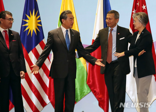 【싱가포르=뉴시스】배훈식 기자 = 강경화(오른쪽) 외교부 장관이 지난 4일 오전 싱가포르 엑스포 컨벤션센터에서 열린 아세안+3(한중일) 외교장관회의에서 각국 장관들에게 자리를 권하고 있다. 왼쪽부터 고노 다로 일본 외무상, 왕이 중국 외교부장, 비비안 발라크리쉬난 싱가포르 외무장관, 강 장관. 2019.08.19 photo@newsis.com