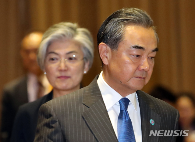 【싱가포르=뉴시스】배훈식 기자 = 왕이 중국 외교부장이 4일 오전 싱가포르 엑스포 컨벤션센터에서 열린 아세안+3(한중일) 외교장관회의에서 기념촬영을 마친 뒤 자리로 돌아가고 있다. 2018.08.04.&nbsp; photo@newsis.com