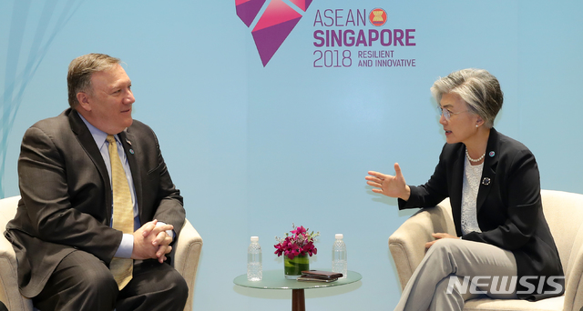 【싱가포르=뉴시스】배훈식 기자 = 강경화(오른쪽) 외교부 장관이 지난 8월4일 오전 싱가포르 엑스포 컨벤션센터에서 마이크 폼페이오 미 국무장관과 양자회담을 하고 있다. 2018.08.04. photo@newsis.com