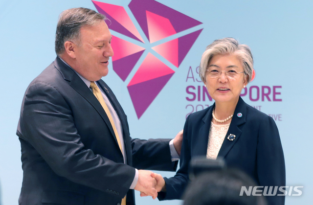 【싱가포르=뉴시스】배훈식 기자 = 강경화(오른쪽) 외교부 장관이 4일 오전 싱가포르 엑스포 컨벤션센터에서 마이크 폼페이오 미국 국무장관과 악수를 하고 있다. 2018.08.04.&nbsp; photo@newsis.com