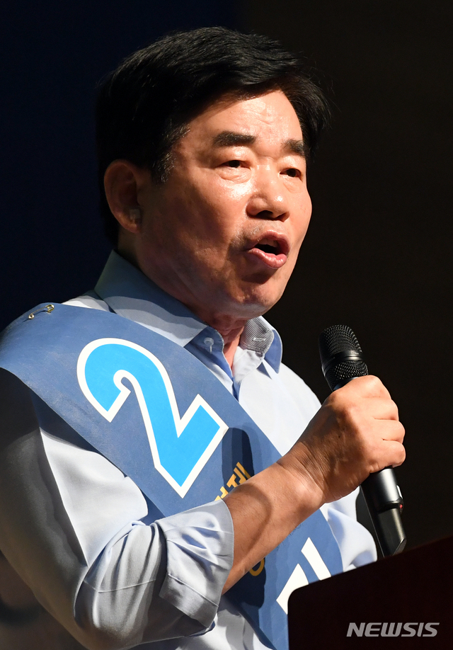 【광주=뉴시스】신대희 기자 = 4일 광주 서구 김대중컨벤션센터 다목적홀에서 열린 더불어민주당 당대표 후보 합동연설회에서 김진표 후보가 지지를 호소하고 있다. 2018.08.04.&nbsp; sdhdream@newsis.com