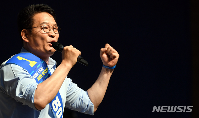 【광주=뉴시스】신대희 기자 = 4일 광주 서구 김대중컨벤션센터 다목적홀에서 열린 더불어민주당 당대표 후보 합동연설회에서 송영길 후보가 지지를 호소하고 있다. 2018.08.04.&nbsp; sdhdream@newsis.com