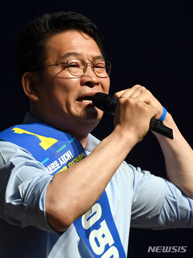 【광주=뉴시스】신대희 기자 = 4일 광주 서구 김대중컨벤션센터 다목적홀에서 열린 더불어민주당 당대표 후보 합동연설회에서 송영길 후보가 지지를 호소하고 있다. 2018.08.04.&nbsp; sdhdream@newsis.com