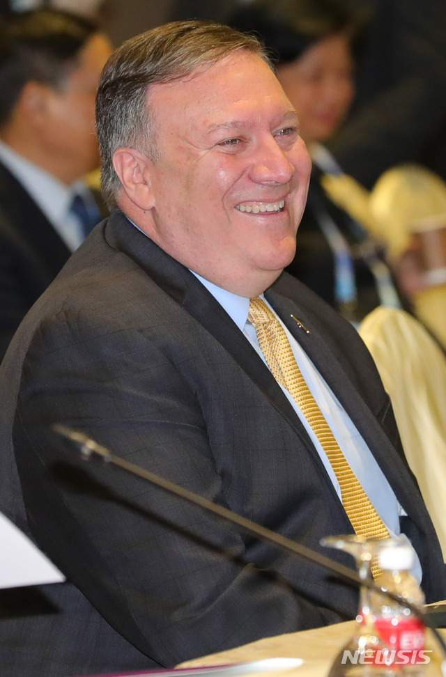 【싱가포르=뉴시스】배훈식 기자 = 마이포 폼페이오 미국 국무장관이 4일 오전 싱가포르 엑스포 컨벤션센터에서 열린 동아시아 외교장관회의에 참석, 환하게 웃고 있다. 2018.08.04.&nbsp; dahora83@newsis.com