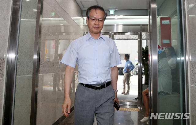 【서울=뉴시스】김선웅 기자 = 드루킹 댓글 조작 사건을 수사 중인 허익범 특별검사가 김경수 경남도지사에 대한 소환 조사를 이틀 앞둔 4일 오후 서울 서초구 강남역 인근에 위치한 특검사무실로 향하고 있다. 특검팀은 이날 오후 '드루킹' 김 모씨를 소환해 조사 중이다. 2018.08.04.&nbsp; mangusta@newsis.com