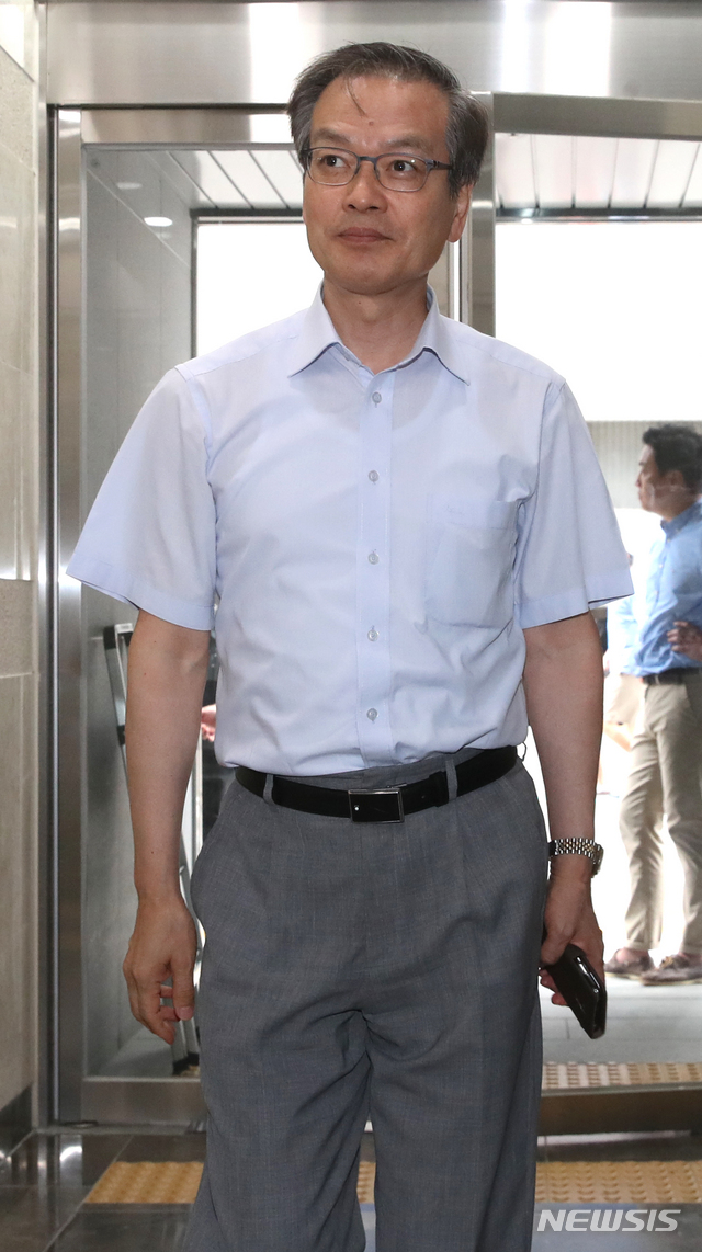 【서울=뉴시스】김선웅 기자 = 드루킹 댓글 조작 사건을 수사 중인 허익범 특별검사가 김경수 경남도지사에 대한 소환 조사를 이틀 앞둔 4일 오후 서울 서초구 강남역 인근에 위치한 특검사무실로 향하고 있다. 특검팀은 이날 오후 '드루킹' 김 모씨를 소환해 조사 중이다. 2018.08.04.&nbsp; mangusta@newsis.com