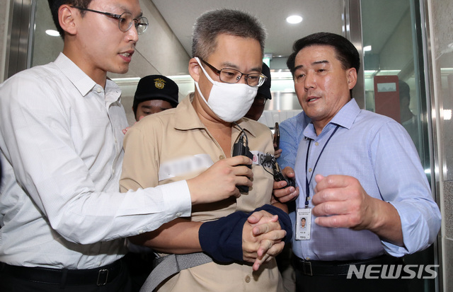 【서울=뉴시스】김선웅 기자 = 인터넷상 불법 댓글 조작 혐의로 구속 기소된 '드루킹' 김 모씨가 김경수 경남지사 소환조사를 이틀 앞둔 4일 오후 서울 서초구 강남역 인근에 위치한 특검사무실로 소환되고 있다. 2018.08.04.&nbsp; mangusta@newsis.com