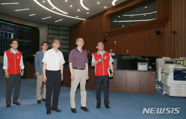 【서울=뉴시스】추상철 기자 = 백운규 산업통상자원부 장관이 4일 오전 전남 나주혁신도시 내 전력거래소를 방문해 하계피크 기간 대비 전력수급 현황을 점검하고 있다. 2018.08.04. (사진 = 산업통상자원부 제공) photo@newsis.com