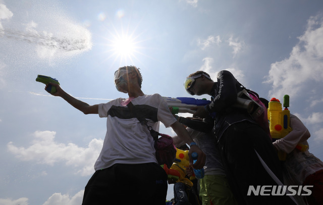 【서울=뉴시스】임태훈 기자 = 4일 오후 서울 마포구 난지한강공원 젊음의 광장에서 열린 '2018 한강 물싸움 축제'에 참가한 시민들이 물총 싸움을 하며 더위를 이겨내고 있다. 2018.08.04.&nbsp; taehoonlim@newsis.com