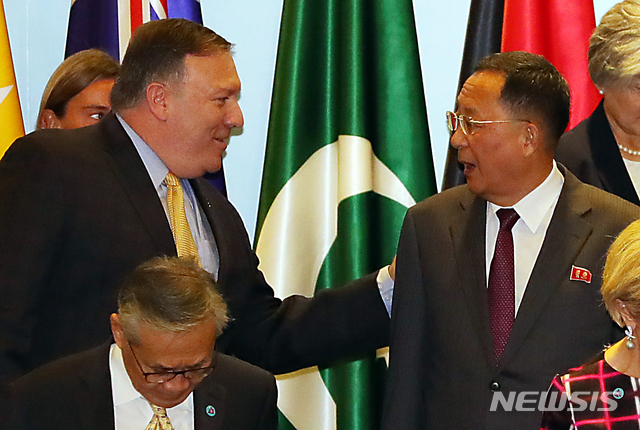 【싱가포르=뉴시스】배훈식 기자 = 4일 오후 싱가포르 엑스포 컨벤션센터에서 열린 2018 아세안외교안보포럼(ARF)에 참석한 마이크 폼페이오(왼쪽) 미국 국무부 장관이 리용호 북한 외무상과 인사하고 있다. 2018.08.04.&nbsp; dahora83@newsis.com