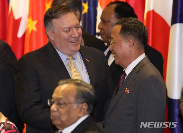 【싱가포르=뉴시스】배훈식 기자 = 4일 오후 싱가포르 엑스포 컨벤션센터에서 열린 2018 아세안외교안보포럼(ARF)에 참석한 마이크 폼페이오(왼쪽) 미국 국무부 장관이 리용호 북한 외무상과 인사하고 있다. 2018.08.04.&nbsp; photo@newsis.com