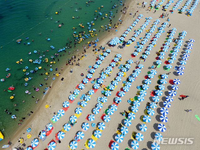 【강릉=뉴시스】김경목 기자 = 4일 오후 폭염경보가 발효 중인 강원 강릉시 경포해수욕장에서 피서객들이 물놀이 등을 하며 더위를 이겨내고 있다. 2018.08.04.&nbsp; photo31@newsis.com
