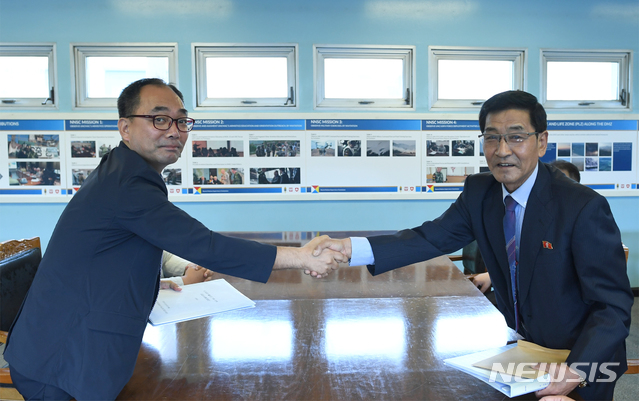 【서울=뉴시스】남·북이 4일 판문점 연락관 접촉을 통해 8.15 계기 이산가족 상봉을 위한 대상자 최종 명단을 교환했다고 대한적십자사가 밝혔다. 우리측 최종 상봉대상자는 93명, 북측 최종 상봉대상자는 88명이며 오는 20일부터 22일까지는 우리측 방문단 93명이 북측 이산가족과 상봉한 후 24일부터 26까지 북측 방문단 88명이 우리측 이산가족과 상봉한다. 2018.08.04. (사진=대한적십자사 제공)&nbsp; photo@newsis.com