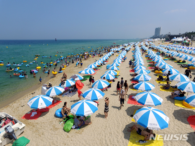 【강릉=뉴시스】김경목 기자 = 4일 오후 폭염경보가 발효 중인 강원 강릉시 경포해수욕장에서 피서객들이 물놀이 등을 하며 더위를 이겨내고 있다. 2018.08.04. photo31@newsis.com
