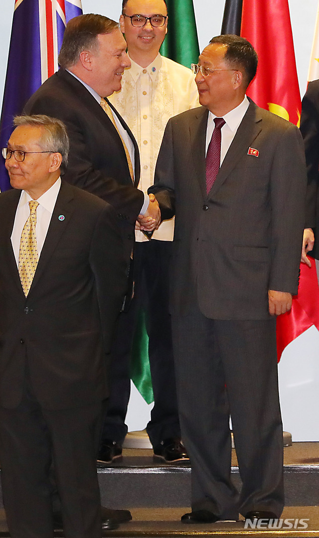 【싱가포르=뉴시스】배훈식 기자 = 4일 오후 싱가포르 엑스포 컨벤션센터에서 열린 2018 아세안외교안보포럼(ARF)에 참석한 마이크 폼페이오(왼쪽) 미국 국무부 장관이 리용호 북한 외무상과 인사하고 있다. 2018.08.04. dahora83@newsis.com