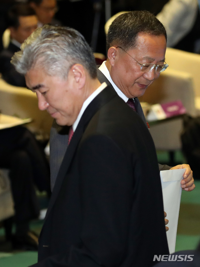 【싱가포르=뉴시스】배훈식 기자 = 4일 오후 싱가포르 엑스포 컨벤션센터에서 열린 2018 아세안외교안보포럼(ARF)에 참석한 리용호(오른쪽) 북한 외무상이 성 김 주필리핀 미국 대사로부터 서류를 받은 뒤 돌아서고 있다. 2018.08.04.&nbsp; photo@newsis.com