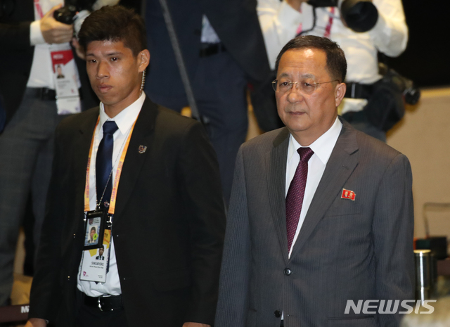 【싱가포르=뉴시스】배훈식 기자 = 4일 오후 싱가포르 엑스포 컨벤션센터에서 열린 2018 아세안외교안보포럼(ARF)에 리용호 북한 외무상이 참석하고 있다. 2018.08.04. photo@newsis.com