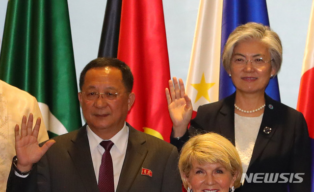 【싱가포르=뉴시스】배훈식 기자 = 4일 오후 싱가포르 엑스포 컨벤션센터에서 열린 2018 아세안외교안보포럼(ARF)에 참석한 강경화(오른쪽) 외교부 장관과 리용호 북한 외무상이 손을 흔들고 있다. 2018.08.04.&nbsp; dahora83@newsis.com