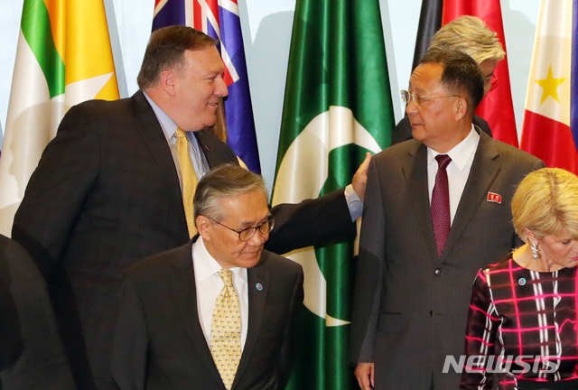 【싱가포르=뉴시스】배훈식 기자 = 4일 오후 싱가포르 엑스포 컨벤션센터에서 열린 2018 아세안외교안보포럼(ARF)에 참석한 마이크 폼페이오(왼쪽) 미국 국무장관이 리용호 북한 외무상과 인사하고 있다. 2018.08.04.&nbsp; dahora83@newsis.com