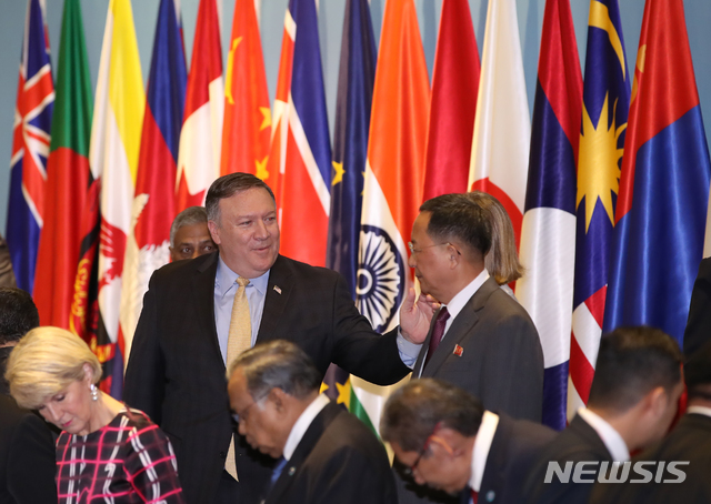 【싱가포르=뉴시스】배훈식 기자 = 4일 오후 싱가포르 엑스포 컨벤션센터에서 열린 2018 아세안외교안보포럼(ARF)에 참석한 마이크 폼페이오(왼쪽) 미국 국무장관이 리용호 북한 외무상과 인사하고 있다. 2018.08.04.&nbsp; photo@newsis.com