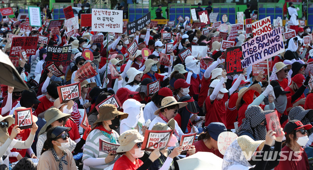 【서울=뉴시스】김선웅 기자 = 4일 오후 서울 종로구 광화문광장에서 열린 불법 몰래카메라 촬영 규탄 집회에서 참가 여성들이 구호를 외치고 있다. 2018.08.04.&nbsp; mangusta@newsis.com