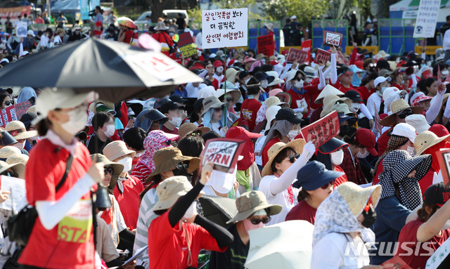 【서울=뉴시스】김선웅 기자 = 4일 오후 서울 종로구 광화문광장에서 열린 불법 몰래카메라 촬영 규탄 집회에서 참가 여성들이 구호를 외치고 있다. 2018.08.04.&nbsp; mangusta@newsis.com