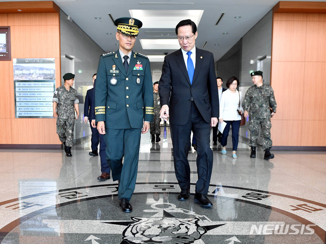 【서울=뉴시스】추상철 기자 = 송영무 국방부 장관이 4일 오후 경기 과천시 기무사령부에서 열린 기무사령관 취임식에서 남영신 신임 기무사령관과 함께 이동하고 있다. 2018.08.04. (사진 = 국방부 제공) photo@newsis.com