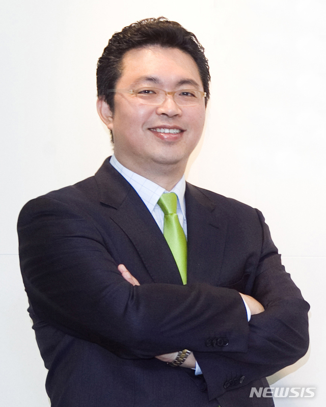 【서울=뉴시스】윤지호 이베스트투자증권 리서치센터장은 지난 1일 뉴시스와의 인터뷰에서 "큰 흐름으로 보면 국내 증시는 바닥을 지나고 있다"며 "이번 여름에 주식을 사 놓으면 된다"고 조언했다. (사진=이베스트투자증권) 2018.08.05 photo@newsis.com