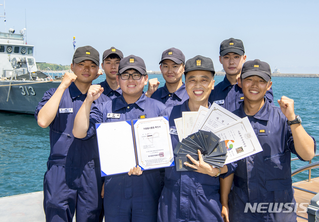 【서울=뉴시스】해군은 해군3함대 소속 정용호 원사거 지난 8월 1일 기준 누적 봉사활동 총 438회 2,400시간(사회복지자원봉사관리센터 공식 인증 시간)을 달성했다고 밝혔다.  2,400시간 봉사활동은 하루 4시간씩 600일을 해야 달성할 수 있는 수치다. 정 원사는 2010년 첫 봉사활동을 시작한 이래 9년 만에 2,400시간을 돌파했다. 정용호 원사가 자원봉사활동 확인서와 봉사활동을 위해 취득한 자격증을 들고 고속정편대 대원들과 함께 기념사진을 촬영하고 있다. 2018.08.05. (사진=해군 제공) photo@newsis.com