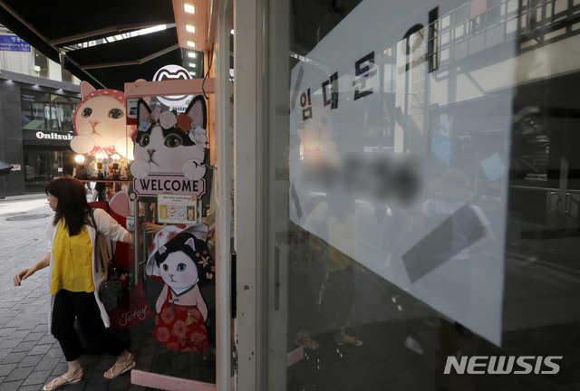 【서울=뉴시스】최동준 기자 = 국세청 국세통계에 따르면 지난해 자영업 폐업률은 전년 대비 10.2%포인트 높은 87.9%로 역대 최고치를 기록했다. 5일 서울 중구 명동거리의 빈 상점에 임대문의 글이 게시돼 있다. 2018.08.05.&nbsp; photocdj@newsis.com