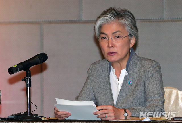 【싱가포르=뉴시스】배훈식 기자 = 2018 아세안외교안보포럼(ARF) 공식일정을 모두 마친 강경화 외교부 장관이 5일 오전 싱가포르 칼튼 호텔에서 결산 브리핑을 하고 있다. 2018.08.05.&nbsp; dahora83@newsis.com