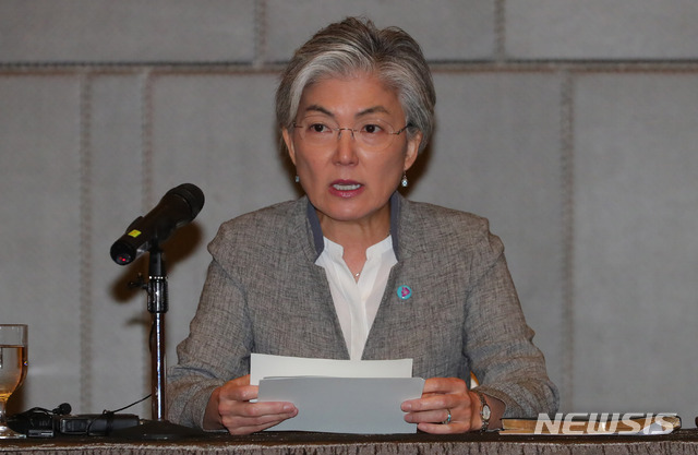 【싱가포르=뉴시스】배훈식 기자 = 2018 아세안외교안보포럼(ARF) 공식일정을 모두 마친 강경화 외교부 장관이 5일 오전 싱가포르 칼튼 호텔에서 결산 브리핑을 하고 있다. 2018.08.05.&nbsp; dahora83@newsis.com