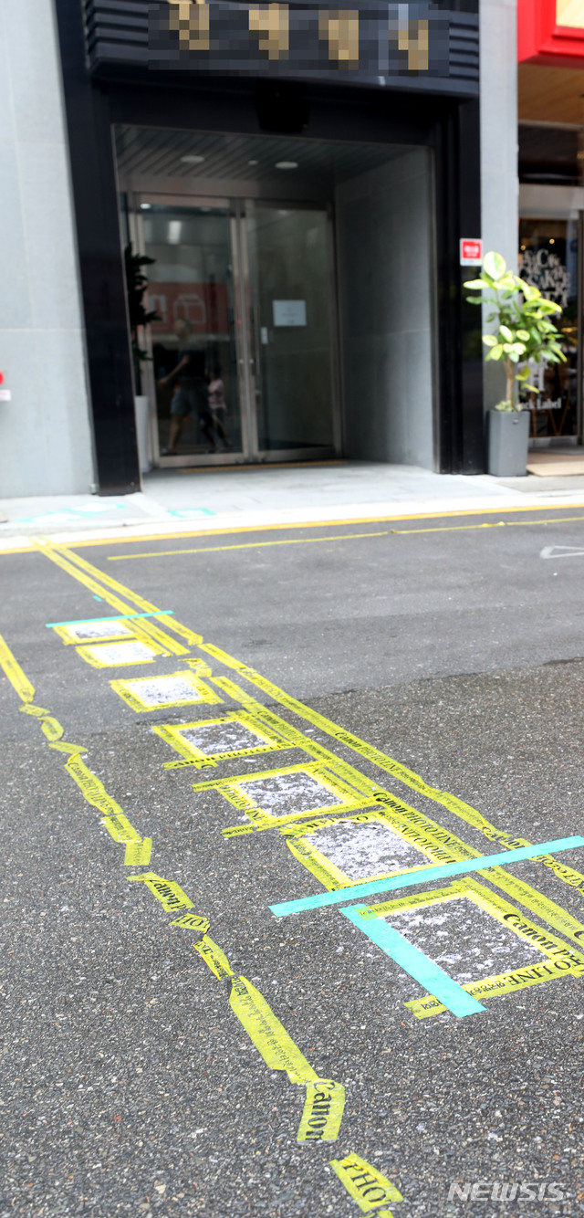 【서울=뉴시스】박주성 기자 = '드루킹 댓글 조작 사건'을 수사 중인 허익범 특별검사팀이 댓글 조작 관여 혐의를 받고 있는 김경수 경남지사를 오는 6일 피의자 신분으로 소환해 조사한다.&nbsp; 조사 전 날인 5일 오전 강남구에 위치 특검 사무실 앞에 포토라인이 쳐져 있다. 2018.08.05.&nbsp; park7691@newsis.com 