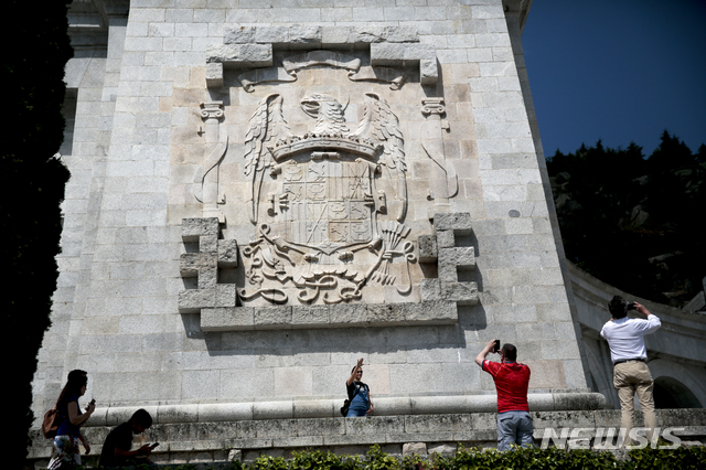 스페인 의회, 독재자 프랑코묘 이장 가결 