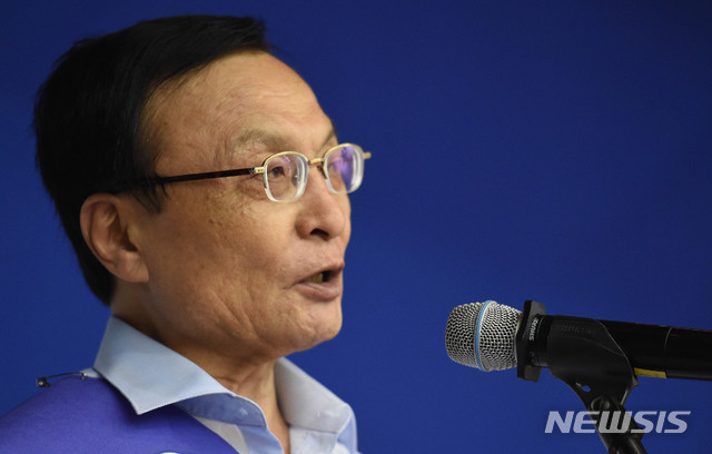 【공주=뉴시스】함형서 기자 = 5일 오후 충남 공주시 충청남도교통연수원에서 열린 더불어민주당 당 대표 및 최고위원 후보자 충남지역 합동연설회에서 이해찬 당 대표 후보가 지지자들에게 지지를 호소 하고 있다. 2018.08.05.&nbsp; foodwork23@newsis.com 