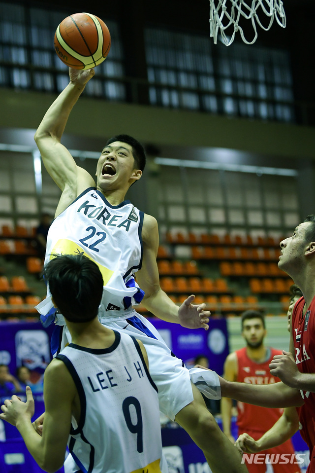 【서울=뉴시스】이영환 기자 = 5일 태국 방콕 타이-재팬 유스센터에서 열린 FIBA U18 아시안 챔피언십 한국과 시리아의 예선 경기, 한국 여준석이 슛을 시도하고 있다. 2018.08.05. (사진=대한민국농구협회 제공)&nbsp; photo@newsis.com