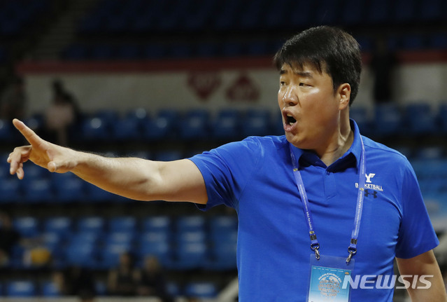 【서울=뉴시스】최동준 기자 = 5일 서울 잠실학생체육관에서 열린 2018 아시아-퍼시픽 대학농구 챌린지 한국의 연세대 대 미국의 유시 어바인의 경기, 연세대 은희석 감독이 작전 지시를 하고 있다. 2018.08.05. photocdj@newsis.com