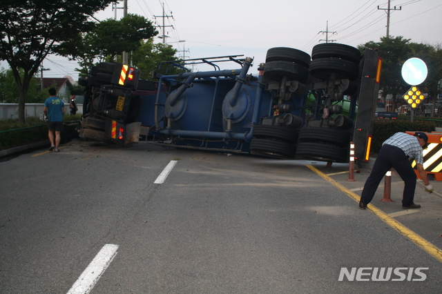【진주=뉴시스】정경규 기자 = 개를 피하려다 전도된 25t트레일러.