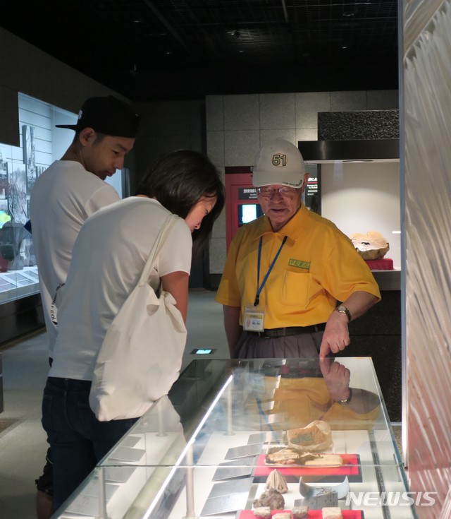 【도쿄=뉴시스】 조윤영 특파원 = 지난 7월 19일 나가사키 원폭자료관에서 고령의 자원봉사자가 젊은 청년들에게 1945년 8월 9일 나가사키 원폭 당시의 참혹한 상황을 설명하고 있다. 2018.08.06