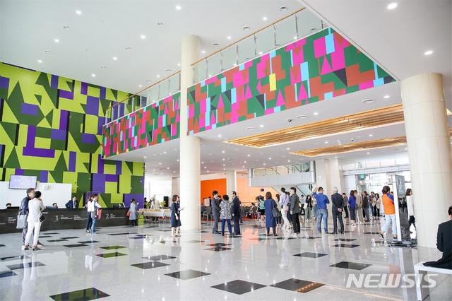  【부산=뉴시스】허상천 기자 =  부산현대미술관은 밤낮으로 한증막 같은 무더위 속에 고통을 겪고있는 시민들의 편의를 위해 부산현대미술관 개관전 종료(12일) 일주일을 앞두고 7일부터 10일까지 나흘간 전시장을 오후 9시까지 연장 개관한다고 6일 밝혔다. 2018.08.06. (사진 = 부산현대미술관 제공) photo@newsis.com