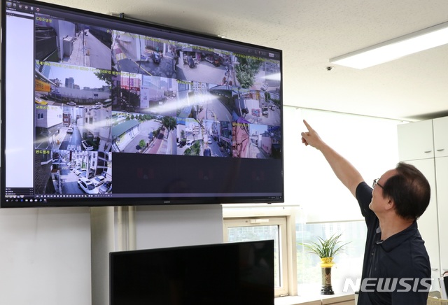 시청에서 건축공사현장을 모니터링 하는 모습.