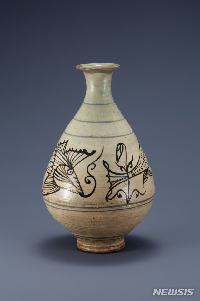 조선 15세기 후반 분청사기 철화 연꽃 물고기 무늬 병