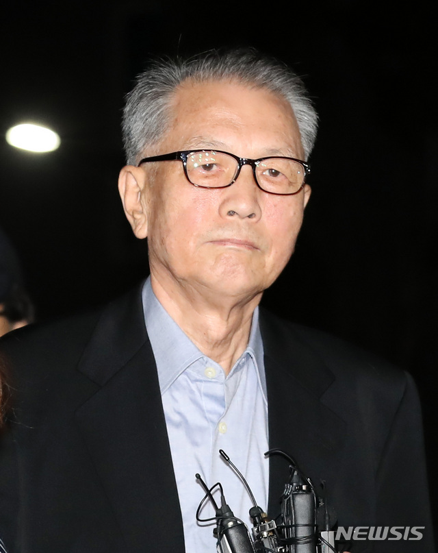 【서울=뉴시스】이영환 기자 = 김기춘 전 청와대 비서실장이 석방돼 6일 새벽 서울 송파구 동부구치소를 나서고 있다.&nbsp; 문화·예술계 블랙리스트 작성을 지시한 혐의로 구속된 김 전 비서실장은 지난달 27일 구속기간이 만료됨에 따라 대법원이 직권구속취소 결정을 내려 562일만에 출소했다. 2018.08.06.&nbsp; 20hwan@newsis.com