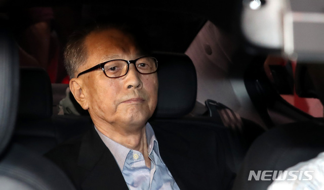 【서울=뉴시스】이영환 기자 = 김기춘 전 청와대 비서실장이 석방돼 지난달 6일 새벽 서울 송파구 동부구치소를 나서 차량에 탑승하고 있다. 2018.08.06. 20hwan@newsis.com